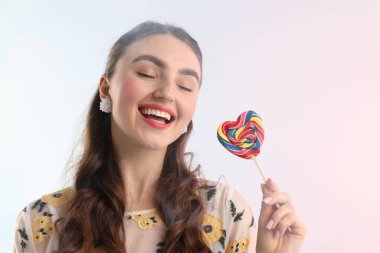 Arka planda dumanlı lolipopu olan mutlu kadın.