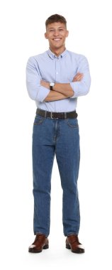 Beyaz arka planda şık kotlu yakışıklı bir genç.