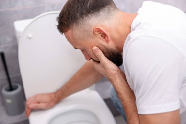 Tuvaletteki klozet yüzünden midesi bulanan adam.