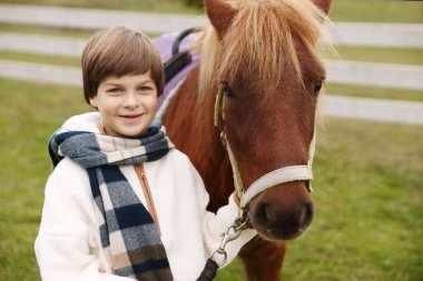 At destekli terapi. Güzel midillisi olan küçük bir çocuk. Sevimli evcil hayvan
