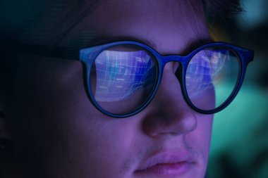 Arka planda yansıması olan gözlüklü bir adam, yakın plan.