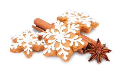 Lezzetli zencefilli kurabiye ve beyaz üzerine izole edilmiş baharatlar. Noel hediyesi