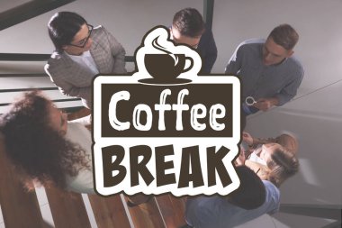 Kahve molası. İçkili ofis çalışanları içeride sohbet ediyorlar, yukarıdan bakıyorlar.