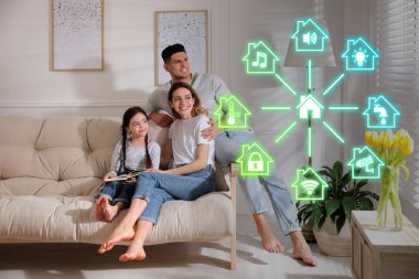 Akıllı ev. Odadaki mutlu aileye karşı sanal ekranda farklı simgeler