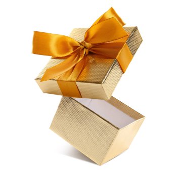 Beyaz arka planda güzel bir kapağı olan hediye kutusunu aç