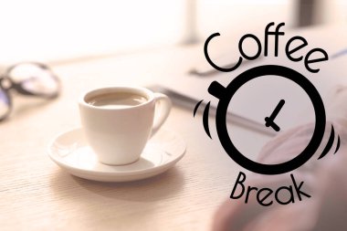 Kahve molası. Bir fincan aromatik içecek ve kadın kapalı mekanda, yakın plan.