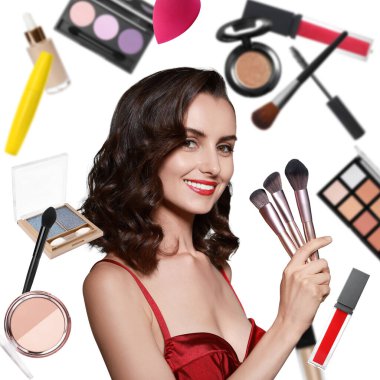 Beyaz arka planda fırçaları olan güzel bir makyöz. Etrafına dekoratif kozmetik ürünler dökülüyor.