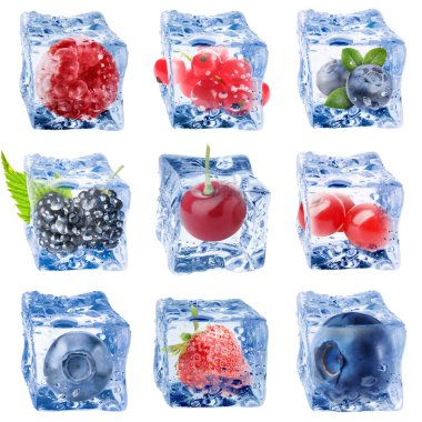 Böğürtlenli berrak buz küpleri.