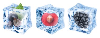 Böğürtlenli berrak buz küpleri.