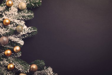 Noel baloları ve tebrik kartında köknar ağacı dalları, mesaj için yer. İyi tatiller.