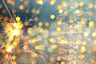 Noel arkaplanı havai fişekler ve bokeh ışıkları. Şenlikli duvar kağıdı veya tebrik kartı