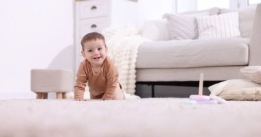 Evde yerde sürünerek şirin bebek