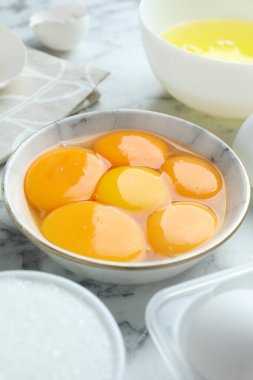 Yumurta sarısı, beyaz ve şeker beyaz mermer masada, yakın plan.