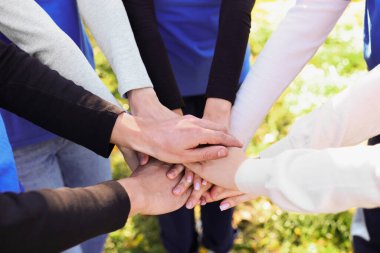 Gönüllülerden oluşan bir grup ellerini açık havada birleştiriyor, kapatıyorlar.