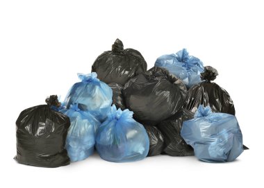 Plastik torbalardaki çöpler beyaza izole edilmiş.