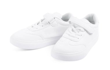 Bir çift şık çocuğun spor ayakkabısı beyaza izole edilmiş.