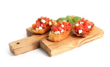 Domates, fesleğen ve mozzarella peynirli leziz bruschettalar beyaz üzerine izole edilmiş.