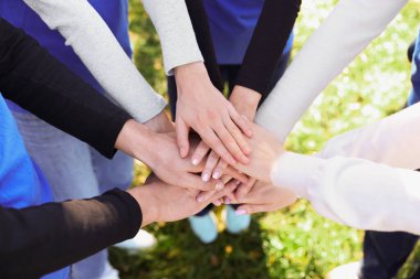 Gönüllülerden oluşan bir grup ellerini açık havada birleştiriyor, kapatıyorlar.