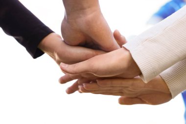 Gönüllülerden oluşan bir grup ellerini açık havada birleştiriyor, kapatıyorlar.