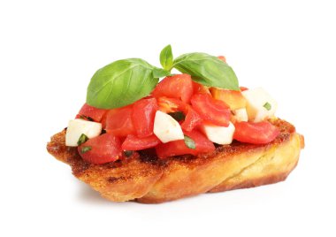 Domatesli lezzetli bruschetta, mozzarella peyniri ve beyaz üzerine izole edilmiş fesleğen.