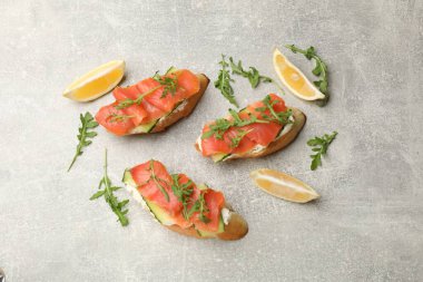 Somon, krem peynirli, salatalıklı, roka ve limonlu lezzetli bruschetta.