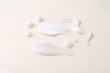 Bej arka planda nemlendirici krem örnekleri, yakın plan