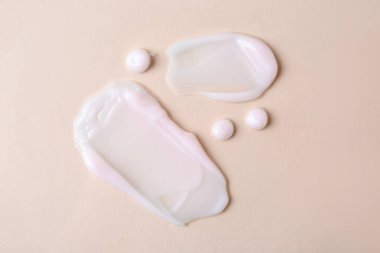 Bej arka planda nemlendirici krem örnekleri, düz konum