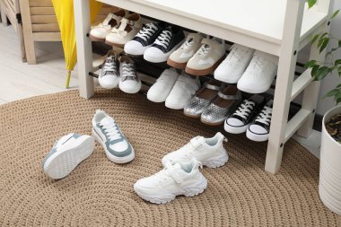 Evin içinde farklı çocukların ayakkabıları olan depo tezgahı.