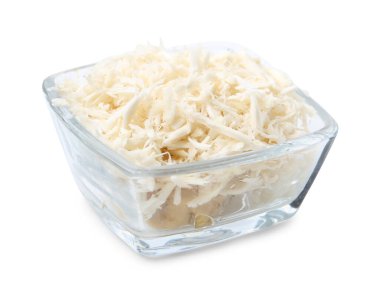 Beyaza izole edilmiş cam kasede rendelenmiş yabanturpu kökleri.