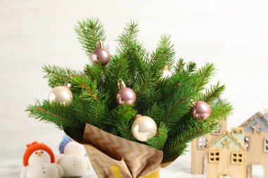 Noel ağacı dalları ve masa üzerindeki şenlikli dekorla harika bir kompozisyon, yakın plan.