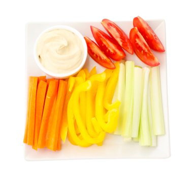 Farklı taze sebzeler ve soslar beyaza izole edilmiş.