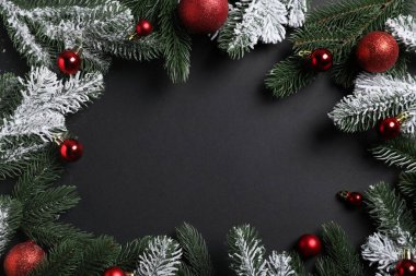 Siyah arka planda mücevherleri olan Noel ağacı dalları, düz uzanmış. Metin için boşluk