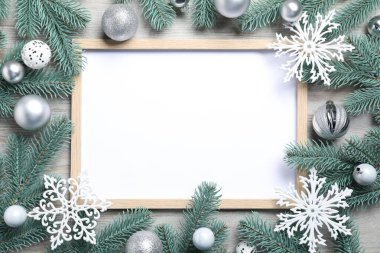 Güzel Noel ağacı dalları, süsler ve tahta arka planda boş bir kart, düz bir zemin. Metin için boşluk