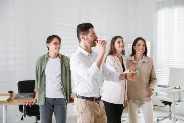 Bir grup meslektaşım ofiste dart oynuyor.