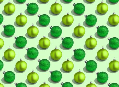 Açık yeşil arka planda noel topları. Desen tasarımı