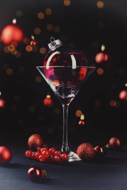 Noel balosu kokteyli ve siyah arka planda Bokeh ışıkları. Mutlu bayramlar.