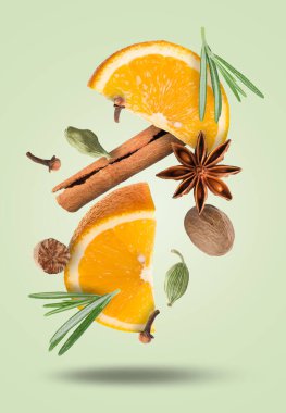 Noel için malzemeler soluk yeşil arka plana dökülen sıcak şarap