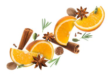 Beyaz arka plana düşen sıcak şarap için portakal dilimleri ve baharatlar. Geleneksel Noel içkisi