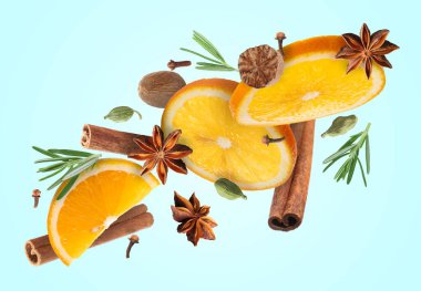 Noel için malzemeler açık mavi zemin üzerine dökülen sıcak şarap