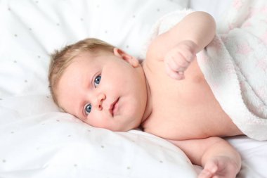 Evde yeni doğmuş tatlı bir bebek.