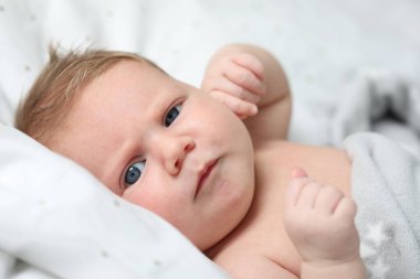 Evde yeni doğmuş tatlı bir bebek.