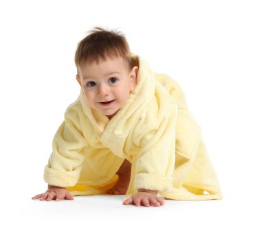 Beyaz arka planda bornozlu şirin bir bebek.