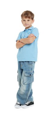 beyaz zemin üzerinde şirin küçük çocuk portresi