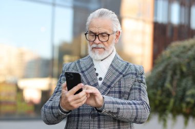 Şehir sokağında telefonu olan yakışıklı bir son sınıf öğrencisi.