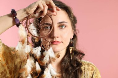 Pembe arka planda güzel bir düş kapanı olan kadın.