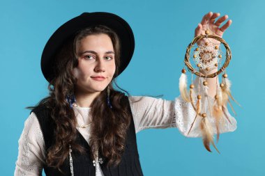 Açık mavi arka planda güzel bir düş kapanı olan kadın.