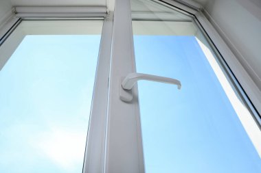 Modern beyaz plastik pencerenin yakın görüntüsü