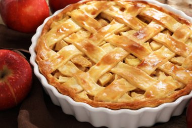 Lezzetli ev yapımı elmalı turta ve elmalar masada, yakın plan.