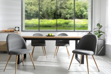 Masa ve sandalyeler odanın penceresinin yanında. İç tasarım