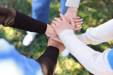 Gönüllülerden oluşan bir grup ellerini açık havada birleştiriyor, kapatıyorlar.